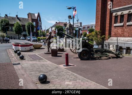 Das Bild zeigt Erinnerungsstücke aus dem Ersten Weltkrieg vor dem Museum und der Kirche der Basilika Notre Daue de Brebieres auf dem Platz der Stadt Albert Stockfoto