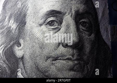 100-Dollar-Schein mit Benjamin Franklin-Gesichtsfoto. Nahaufnahme des Porträts von Benjamin Franklin auf einem 100-Dollar-Schein Stockfoto