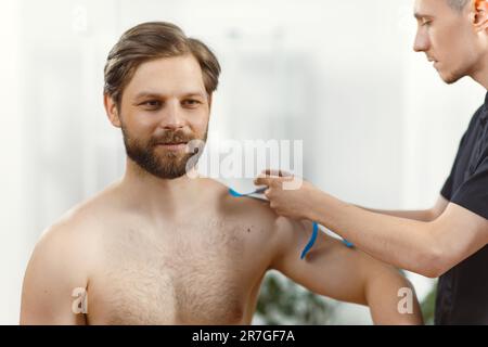 Sportaufnahmen, Sportaufnahmen, Rehabilitative Pflege, Rehabilitationsansatz für Verletzte. Wiederherstellungspflege für Verletzte Stockfoto