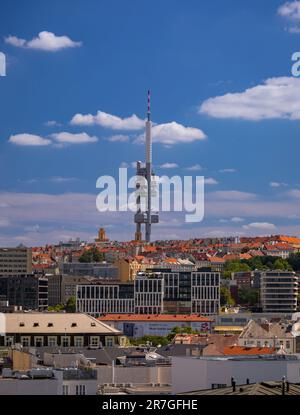 PRAG, TSCHECHISCHE REPUBLIK, EUROPA - Zizkov Fernsehturm, ein Senderturm aus dem Jahr 216m und Stadtbild. Stockfoto