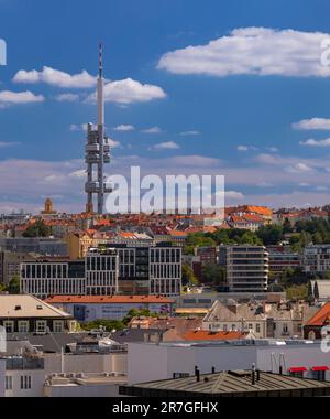 PRAG, TSCHECHISCHE REPUBLIK, EUROPA - Zizkov Fernsehturm, ein Senderturm aus dem Jahr 216m und Stadtbild. Stockfoto