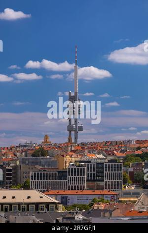 PRAG, TSCHECHISCHE REPUBLIK, EUROPA - Zizkov Fernsehturm, ein Senderturm aus dem Jahr 216m und Stadtbild. Stockfoto