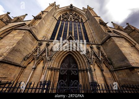 Die Tür und die hoch aufragende Westfront des gotischen Doncaster Minster in Yorkshire, England. Stockfoto