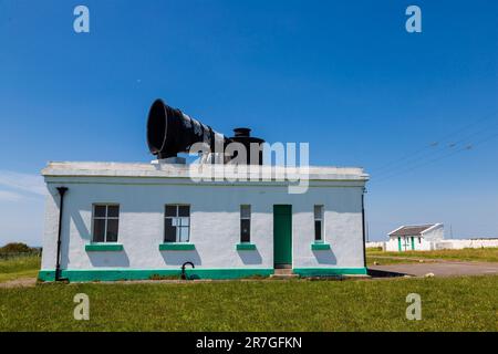 Nebelhorn und Gebäude mit dem Mechanismus, Nash Point Lighthouse, Glamorgan, Wales, Vereinigtes Königreich Stockfoto