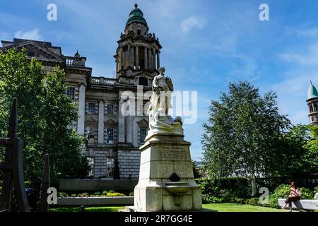 Das Titanic Memorial am Donegal Square vor dem Rathaus von Belfast erinnert an die Todesopfer beim Untergang der RMS Titanic am 15. April 1912 Stockfoto