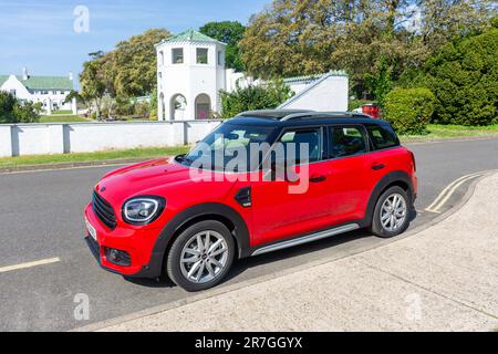 Red Mini (BMW) Cooper Auto auf Parkplatz, Bembridge, Isle of Wight, England, Großbritannien Stockfoto
