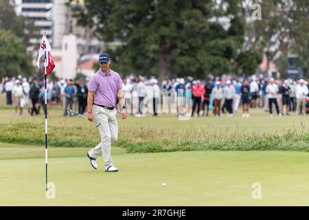 Los Angeles, USA. 15. Juni 2023. Der deutsche Golfer Martin Kaymer geht auf dem 18. Loch bei den US Open über das Grün. Kredit: Maximilian Haupt/dpa/Alamy Live News Stockfoto