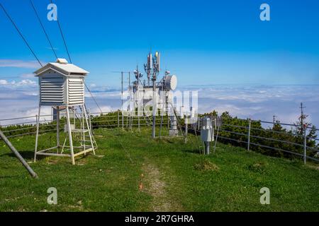 Wetterstation über den Wolken. Ceahlau, Rumänien Stockfoto