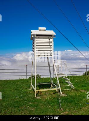 Wetterstation über den Wolken. Ceahlau, Rumänien Stockfoto