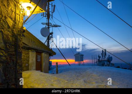 Wetterstation bei Sonnenuntergang. Ceahlau Toaca Mountain, Rumänien Stockfoto