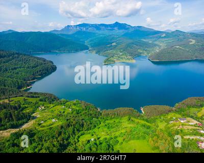 Bicaz-See in den Ceahlau-Bergen, Rumänien. Sommerlandschaft Stockfoto