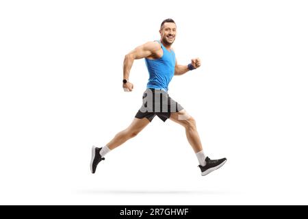 Durchgehende Profilaufnahme eines Mannes in Sportbekleidung, der isoliert auf weißem Hintergrund lächelt Stockfoto