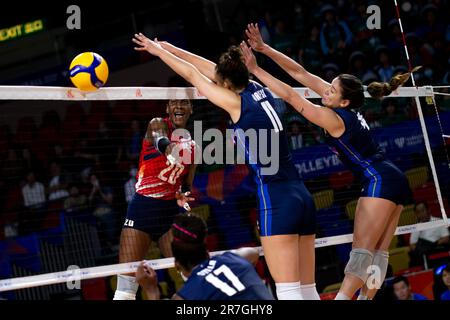 Hongkong, Hongkong. 15. Juni 2023. Anna Danesi (Nr. 11) und Francesca Bosio (Nr. 4) aus Italien wurden während des Vorspiels der FIVB Volleyball Nations League Hong Kong 2023 zwischen Italien und der Dominikanischen Republik im Hong Kong Coliseum in Aktion gesehen. Endstand: Italien 3:2 Dominikanische Republik. (Foto: Ben Lau/SOPA Images/Sipa USA) Guthaben: SIPA USA/Alamy Live News Stockfoto