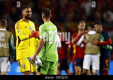 ENSCHEDE - (lr) Italien Torhüter Gianluigi Donnarumma, Spanien Torhüter Unai Simon nach dem Halbfinalspiel der UEFA Nations League zwischen Spanien und Italien im Stadion De Grolsch Veste am 15. Juni 2023 in Enschede, Niederlande. ANP MAURICE VAN STEEN niederlande raus - belgien raus Stockfoto