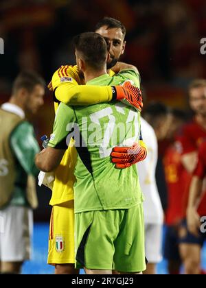 ENSCHEDE - (lr) Italien Torhüter Gianluigi Donnarumma, Spanien Torhüter Unai Simon nach dem Halbfinalspiel der UEFA Nations League zwischen Spanien und Italien im Stadion De Grolsch Veste am 15. Juni 2023 in Enschede, Niederlande. ANP MAURICE VAN STONE Stockfoto