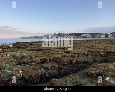 Sonniger Nachmittag in Kingsgate Bay, in Broadstairs, Kent, England Stockfoto