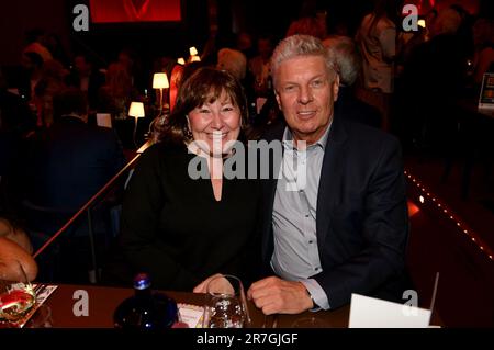 München, Deutschland. 15. Juni 2023. Dieter Reiter (SPD), Oberbürgermeister von München, und seine Frau Petra feiern die Abschieds- und Geburtstagsparty von G. Dingler (Radio Gong) im GOP Varieté Theater. Kredit: Felix Hörhager/dpa/Alamy Live News Stockfoto