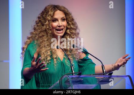 Köln, Deutschland. 15. Juni 2023. Laudator Enissa Amani spricht bei der Verleihung des Grimme Online Award 2023. Kredit: Henning Kaiser/dpa/Alamy Live News Stockfoto