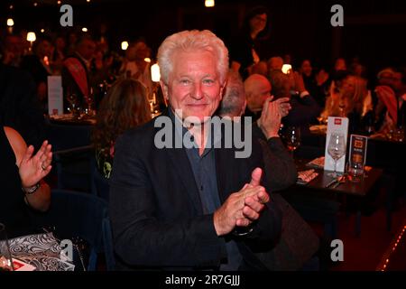 München, Deutschland. 15. Juni 2023. Schauspieler Miroslav Nemec feiert Abschied und Geburtstagsfeier von G. Dingler (Radio Gong) im GOP Varieté Theater. Kredit: Felix Hörhager/dpa/Alamy Live News Stockfoto
