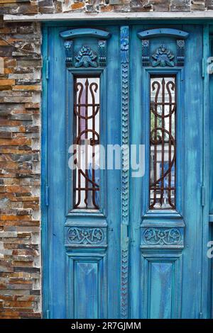 Hellblaue griechische Türarchitektur Stockfoto