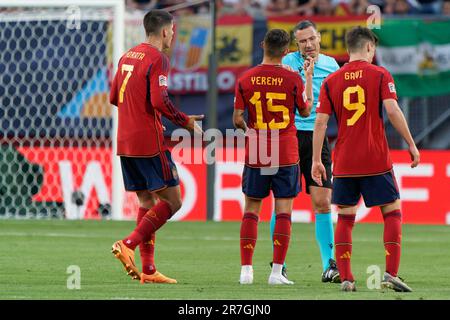 Enschede, Niederlande. 15. Juni 2023. De Grolsch Veste, Enschede, Niederlande, 15. Juni 2023, Spieler Spaniens protestieren mit dem Schiedsrichter Slavko Vincic (Slowenien) während des Halbfinales - Spanien gegen Italien - Fußball UEFA Nations League Spiel Credit: Live Media Publishing Group/Alamy Live News Stockfoto
