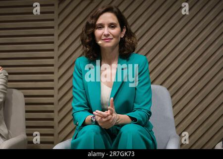 Die amtierende Präsidentin der Gemeinschaft Madrid, Isabel Diaz Ayuso, nimmt an der Präsentation des Buches "Cronica de la degradacion democrati" Teil Stockfoto