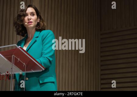 Die amtierende Präsidentin der Gemeinschaft Madrid, Isabel Diaz Ayuso, nimmt an der Präsentation des Buches "Cronica de la degradacion democrati" Teil Stockfoto