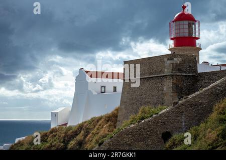 SAGRES, PORTUGAL - 27. FEBRUAR 2023: Leuchtturm von Cabo de São Vicente in Sagres, Portugal, am 27. Februar 2023 Stockfoto