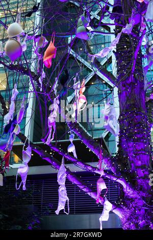 Die Kunstwerke des Bra Tree sind Teil des Winter Lights Festivals in Canary Wharf im Januar 2020 Stockfoto