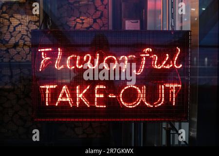 London, Großbritannien - Januar 17 2020: Flavorful take out-Schild in Neonlichtern. Stockfoto