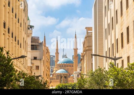 Die enge Straßenarchitektur im Zentrum von Beirut mit Gebäuden und der Al Amin-Moschee im Hintergrund, Libanon Stockfoto