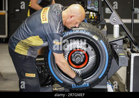 Pirelli-Reifen, pneus, Reifen, pneu, Techniker während der Formel 1 Pirelli Grand Prix du Canada, 8. Runde der Formel-1-Weltmeisterschaft 2023 vom 16. Bis 18. Juni 2023 auf dem Circuit Gilles Villeneuve in Montreal, Kanada Stockfoto