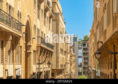 Old Beirut Central Downtown schmale Straßenarchitektur mit Gebäuden und Straßenlaternen auf beiden Seiten, Libanon Stockfoto