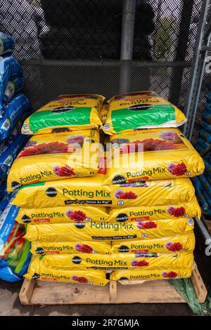 Gestapelte Beutel Miracle Gro Potting Mix mit Erde und Dünger zum Verkauf in einem Gartencenter in Wichita, Kansas, USA. Stockfoto