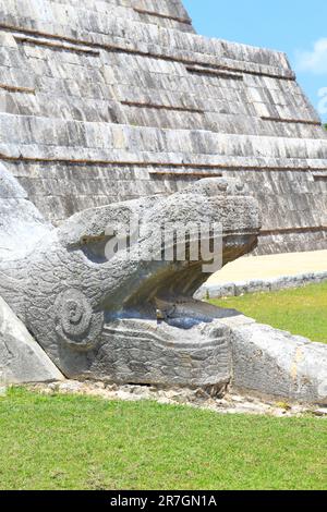 Ein Schlangenkopf Kukulcas am Fuße des Schlosses, El Castillo oder der Pyramide von Kukulcan in Chichen Itza, Yucatan, Yucatan Halbinsel, Mexiko. Stockfoto