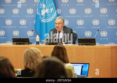 Vereinte Nationen. 15. Juni 2023. UN-Generalsekretär Antonio Guterres spricht am 15. Juni 2023 auf einer Pressekonferenz zum Thema Klima im UN-Hauptquartier in New York. Am Donnerstag rief Guterres dazu auf, die Maßnahmen zur Bekämpfung des Klimawandels zu beschleunigen, da er Bedenken hinsichtlich der weltweiten Verlagerung und Rückverfolgung bei der Erreichung der Klimaziele äußerte. Kredit: Xie E/Xinhua/Alamy Live News Stockfoto