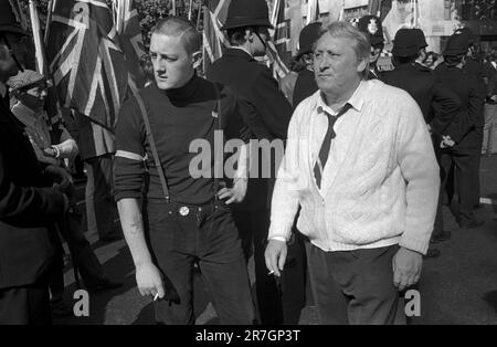 National Front marsch und Rallye, Derek Day von Shoreditch und seinem Sohn. Shoreditch, Südlondon, England um 1978 1970er Jahre, Großbritannien HOMER SYKES Stockfoto