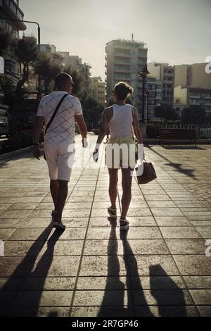 Ein paar Spaziergänge mit Sonnenschein auf der Promenade in Sliema, Malta Stockfoto