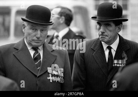 Andrew Fountaine (rechts) und ein Kollege, der die Medaillen aus dem Zweiten Weltkrieg trägt. Front National eine rechtsextreme politische Partei marschiert am Remembrance Sunday durch das Zentrum von London zum Cenotaph war Memorial in Whitehall London, England, 14. November 1976. 1970S GB HOMER SYKES Stockfoto