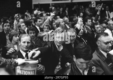 Ein Treffen der Mitglieder der National Front nach einem marsch durch Birmingham Vorort Walsall North während einer Nachwahl. John Tyndall, Martin Webster und Andrew Fountaine sprachen, um den lokalen Kandidaten Charles Parker zu unterstützen. NF-Mitglieder spenden für die Parteisammlung. Walsall, Birmingham, England, ca. 1976. 1970S GB HOMER SYKES Stockfoto