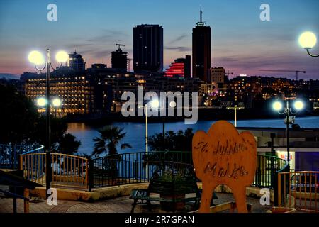 St. Julian's bei Nacht und ein Schild mit der Aufschrift " St. Julian's Malta“, Malta Stockfoto