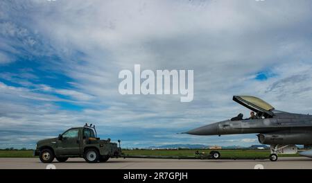 Eine F-16 Fighting Falcon ist auf die Start-und Landebahn vor dem Start, 1. August 2017 in Davis-Monthan Air Force Base, Ariz. Die F-16 aus Lagerung wurde an der 309th Aerospace Wartung und Regeneration Gruppe gezogen und renovierten Zustand vor zu Cecil Field, Jacksonville, FL., wo es in QF-16 Unmanned Aerial Target umgewandelt wird, das transportiert wird, zu kämpfen. (U.S. Air Force Foto von Tech. Sgt. Perry Aston) Stockfoto