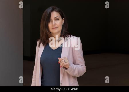 Porträt Von Beautiful Mature Woman Outdoor. Eine Lächelnde, Stilvolle, Weiße Frau Bei Der Kamera. Porträt Von Weiblicher Unternehmerin, Selbstbewusster Geschäftsinhaberin Stockfoto