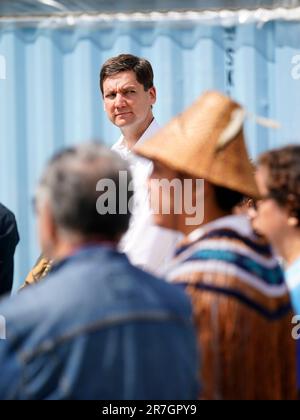 BC Premiere David Eby und andere in North Vancouver bei Səlilwətaɬ (Tsleil-Waututh Nation) für eine Ankündigung über die Zukunft sauberer Energie in B.C. BC Premiere David Eby (Rückseite) Foto: Wes Shaw/ShotBug Press Stockfoto