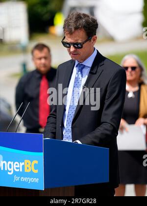 BC Premiere David Eby und andere in North Vancouver bei Səlilwətaɬ (Tsleil-Waututh Nation) für eine Ankündigung über die Zukunft sauberer Energie in B.C. Chris O'Riley, President und CEO von BC Hydro Photo: Wes Shaw/ShotBug Press Stockfoto