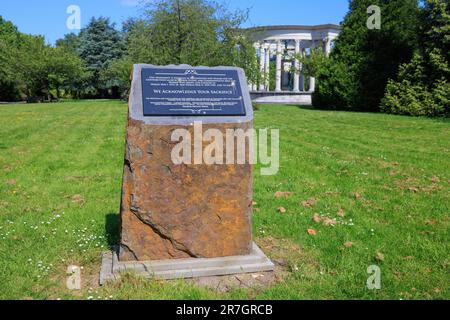 Gedenkstein zur Anerkennung der Bemühungen von Männern und Frauen unterschiedlicher ethnischer Herkunft, die während der Weltkriege starben. Alexandra Gardens, Cardiff. Stockfoto