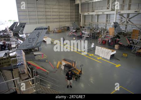 F-16s wurde kürzlich bei der 309. Aerospace Maintenance and Regeneration Group in Davis-Monthan AFB, Ariz, aus dem Lager gezogen. Die Lufttüchtigkeit wird wiederhergestellt, bevor sie nach Cecil Field, Jacksonville, FL. Fliegen, um in ein unbemanntes QF-16-Flugziel umgewandelt zu werden. (USA Air Force Foto von Tech. Sgt. Perry Aston) das QF-16 Full-Scale Aerial Target (FSAT) wurde von Boeing für die US Air Force (USAF) entwickelt. Es handelt sich um eine modifizierte Plattform des alternden F-16-Flugzeugs, das aus dem Dienst der USAF ausgestiegen ist. Die FSAT ermöglicht es den US-Kriegskämpfern, neu entwickelte Waffen und Taktiken zu bewerten. Stockfoto