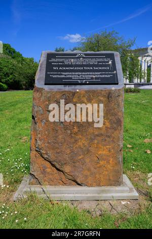 Gedenkstein zur Anerkennung der Bemühungen von Männern und Frauen unterschiedlicher ethnischer Herkunft, die während der Weltkriege starben. Alexandra Gardens, Cardiff. Stockfoto