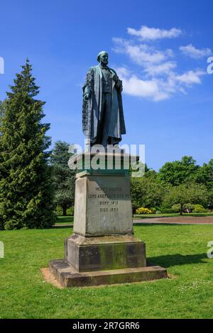 Statue von Henry Austin Bruce, 1. Baron Aberdare von Herbert Hampton, Alexandra Gardens, Cathays Park, Cardiff Stockfoto