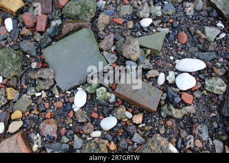 Verschmutzungen wurden am Strand in London entlang der Themse - Umweltschäden für die Tierwelt und ihr Ökosystem - gewaschen Stockfoto